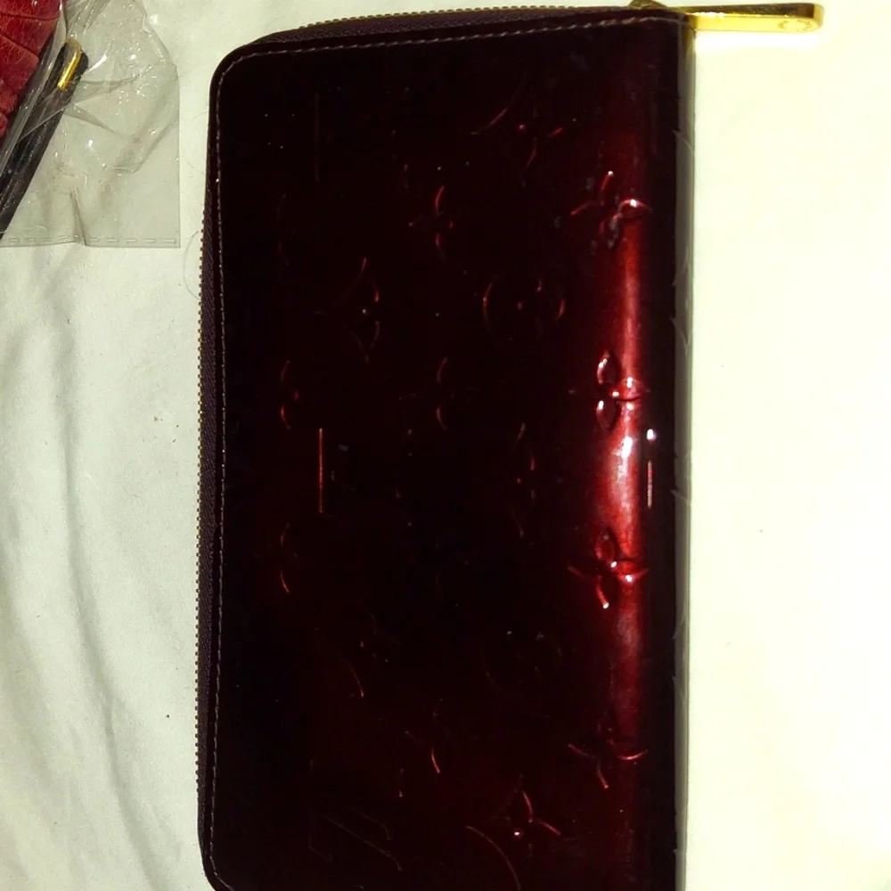 Authentic Louis Vuitton Amarante Vernis Zippy Wallet Organizer